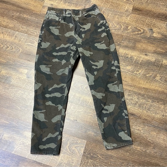 American Eagle Green Camo Corduroy Super Stretch Mom Jean Pants Womens Size 6 - Picture 2 of 10
